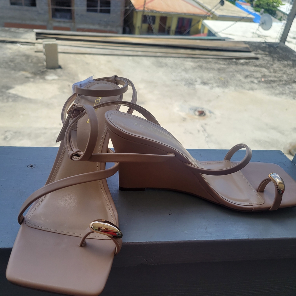 Shoe Dazzle Tan and Gold Wedges with Adjustable Straps
